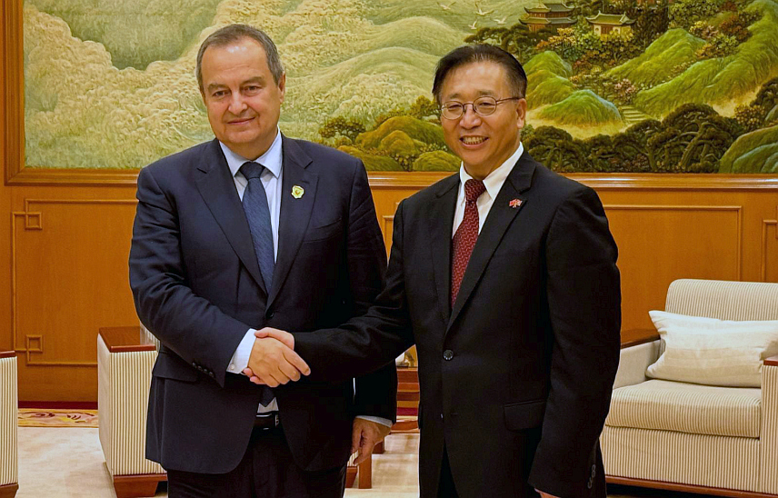 БЕОГРАД, 14. СЕПТЕМБРА /СРНА/ - Министар унутрашњих послова Србије Ивица Дачић посјетио је Хонг Конг, гдје се састао са комесаром Министарства спољних послова Кине у специјалном административном региону Хонг Конг Ћуи Ђианчуном.	