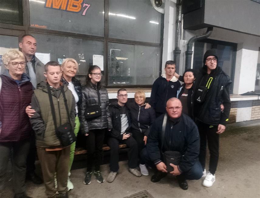 НОВИ ГРАД, 15. СЕПТЕМБРА /СРНА/ - Чланови Удружења дјеце и омладине са посебним потребама и њихових родитеља "Искра" из Новог Града отпутовали су јутрос на десетодневно бесплатно љетовање у Бечиће у оквиру пројекта "Социјализација дјеце Републике Српске".	