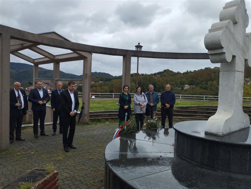 БАЊАЛУКА, 15. СЕПТЕМБРА /СРНА/ - На бањалучком Новом гробљу код Спомен-костурнице и код Споменика 12 беба данас су положени вијеници и цвијеће поводом обиљежавања 15. септембра - Дана погинулих и несталих у Одбрамбено-отаџбинском рату.