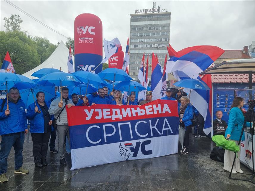 БАЊАЛУКА, 15. СЕПТЕМБРА /СРНА/ - Уједињена Српска је данас на Tргу Крајине у Бањалуци дијелила заставе поводом обиљежавања Дана српског јединства, слободе и националне заставе.	