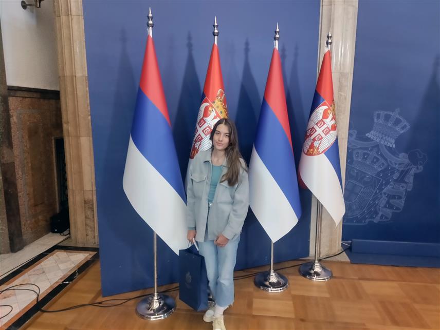 БЕОГРАД, 15. СЕПТЕМБРА /СРНА/ - Ђаци, наставници и предсједници локалних заједница из Републике Српске, за које је данас у Београду пријем организовао предсједник Србије Александар Вучић, захвалили су предсједнику за срдачан дочек и континуирану братску подршку Србије Републици Српској. У име својих другара и свих позваних, Вучићу је захвалила Петра Граховац из Основне школе "Свети Сава" у Билећи.	