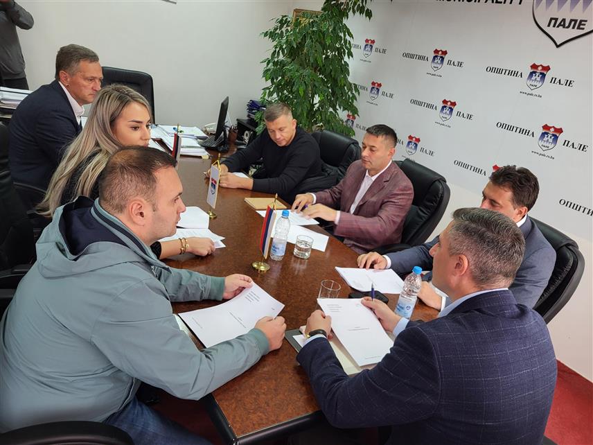 ПАЛЕ, 15. СЕПТЕМБРА /СРНА/ - Састанак посланика из парламентарних странака СНСД-а, ДНС-а и ДЕМОС-а са подручја Сарајевско-романијске регије о теми "Пале-пријестоница Српске".