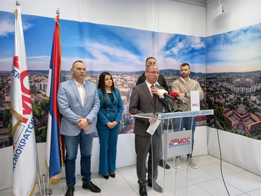 БАЊАЛУКА, 15. СЕПТЕМБРА /СРНА/ - Носилац листе ДЕМОС-а на предстојећим локалним изборима Боран Босанчић са сарадницима на конференцији за новинаре данас у Бањалуци.	