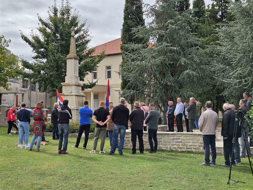 БИЛЕЋА, 15. СЕПTЕМБРА /СРНА/ - Обиљежен Дан српског јединства, слободе и националне заставе, а поводом тога је у Саборном храму Светог Саве служен помен Билећанима погинулим у Првом свјетском рату и положено цвијеће на споменик објешеним суграђанима.