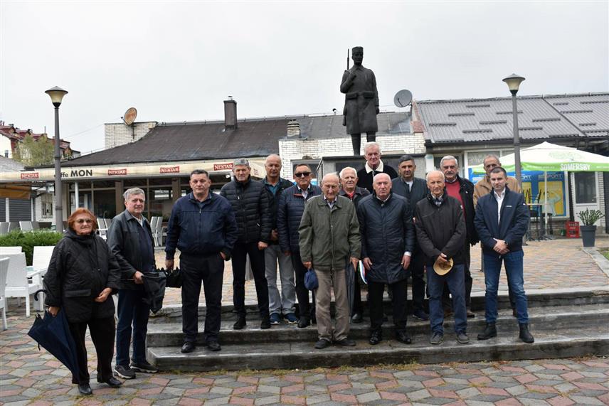 СОКОЛАЦ, 15. СЕПTЕМБРА /СРНА/ - На Споменик солунском добровољцу на Сокоцу, на коме су уписана имена 363 добровољца, данас су положени вијенци поводом обиљежавања Дана почетка пробоја Солунског Фронта 1918. године и Дана српског јединства, слободе и националне заставе.	