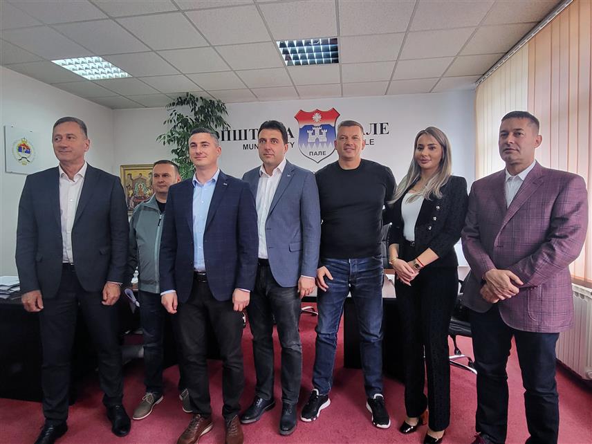 ПАЛЕ, 15. СЕПТЕМБРА /СРНА/ - Посланик СНСД-а у Народној скупштини Републике Српске Дамјан Шкипина, градоначелник Источног Сарајева Љубиша Ћосић, начелник општине Пале Бошко Југовић и посланици из парламентарних странака СНСД-а, СДС-а, ДНС-а и ДЕМОС-а са подручја Сарајевско-романијске регије данас на Палама након састанка о теми "Пале-пријестоница Српске".	