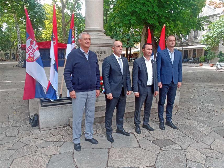 TРЕБИЊЕ, 15. СЕПТЕМБРА /СРНА/ - На Споменик херојима за слободу у Требињу данас је, поводом Дана српског јединства, слободе и националне заставе, положено цвијеће. Цвијеће су положили градоначелник Требиња Мирко Ћурић, замјеник градоначелника Дражен Бошковић, начелник градског Одјељења за борачко-инвалидску заштиту Миодраг Новокмет и конзул у Конзуларној канцеларији Републике Србије у Требињу Мирослав Марковић.	