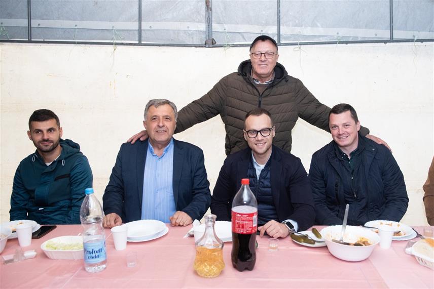 БИЈЕЉИНА, 15. СЕПТЕМБРА /СРНА/ - Кандидат СНСД-а за градоначелника Бијељине Микајло Лазић и носилац одборничке листе СНСД-а Бијељина Бојан Савић данас су са одборничким кандидатима Александром Ђурђевићем, Милицом Лазић и Љубишом Васићем разговарали са мјештанима семберског села Велика Обарска.	