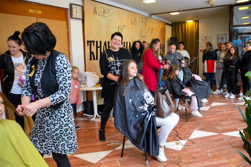 ТЕСЛИЋ, 15. СЕПТЕМБРА /СРНА/ - У Теслићу je данас одржана донаторска акција "Косу скрати, храброст врати" за помоћ дјеци и младима обољелим од малигних болести, а косу је донирало више од 150 људи.	