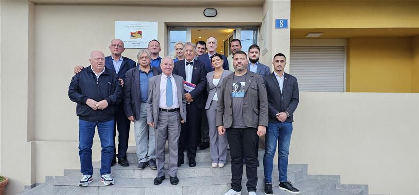 БЕРАНЕ, 15. СЕПТЕМБРА /СРНА/ - У Српској кући у Беранама одржан је састанак представника српских организација са подручја Андријевице и Берана о потреби јачања сарадње између српских организација у региону и Србије, као и подршци коју Србија пружа у том процесу.