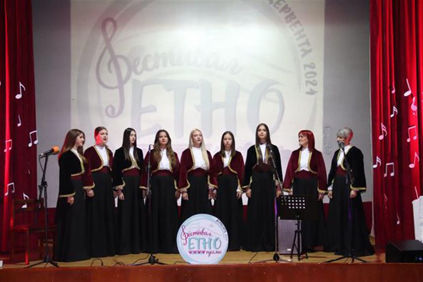 ДЕРВЕНТА, 15. СЕПТЕМБРА /СРНА/ - У Дервенти је одржан фестивал етно-пјесме поводом Дана српског јединства, слободе и националне заставе, у организацији Српског културно-умјетничког друштва /СКУД/ из овог града.	