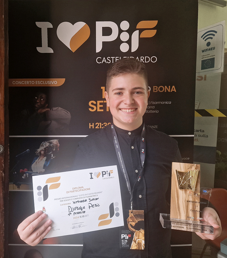 БИЈЕЉИНА, 15. СЕПТЕМБРА /СРНА/ - Четрнаестогодишњи Ђорђе Перић из Бијељине остварио је изванредан успјех, освојивши прво мјесто и звање лауреата на једном од најпрестижнијих свјетских такмичења за хармонику, ПИФ у италијанском Кастелфидарду.	