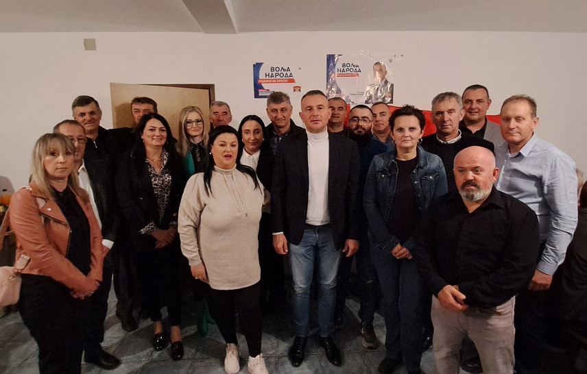 ДЕРВЕНТА, 15. СЕПТЕМБРА /СРНА/ - Кандидат за градоначелника Дервенте СДС-а Владо Ковачевић на трибини у Малој Сочаници.