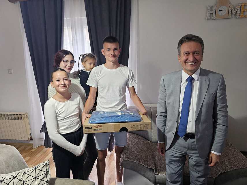 УГЉЕВИК, 15. СЕПТЕМБРА /СРНА/ - Начелник Угљевика Василије Перић посјетио је данас шесточлану породицу Тодоровић у угљевичком насељу Сјевер, поклонио лаптоп дјеци и најавио помоћ општине у доградњи породичне куће.	