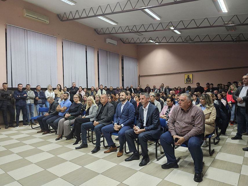 ПРИЈЕДОР, 15. СЕПТЕМБРА /СРНА/ - Предизборна трибина Поткозарског народног покрета одржана вереас у насељу Чиркин Поље у Приједору.	