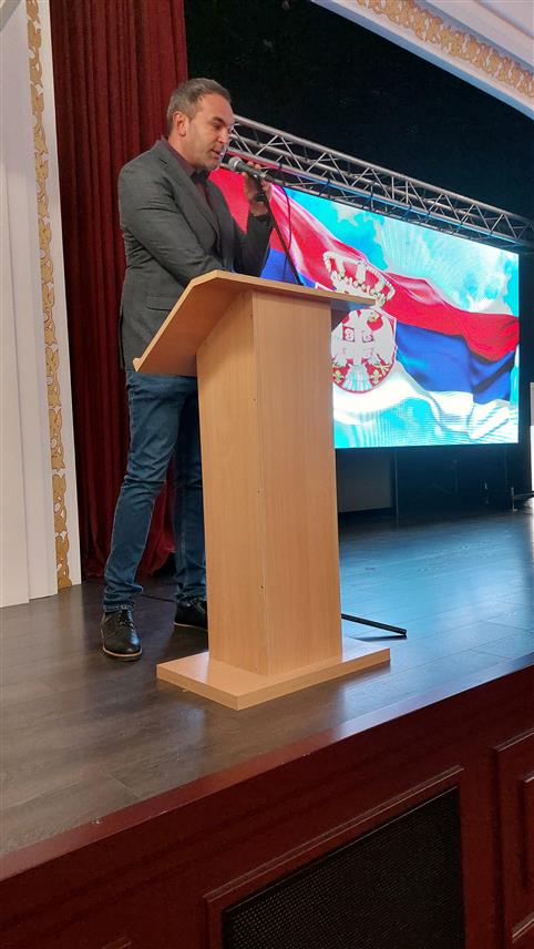 БРЧКО, 15. СЕПTЕМБРА /СРНА/ - Поводом Дана српског јединства, слободе и националне заставе, вечерас је у Брчком премијерно приказан документарни филм "Свједок" аутора Дениса Бојића који говори о страдању Срба током ратних дешавања деведестих година прошлог вијека на простору бивше Југославије и представља својеврсну колективну исповијест српског народа кроз рад патолога Зорана Станковића, који је обдуковао више од 7.500 српских жртава.	