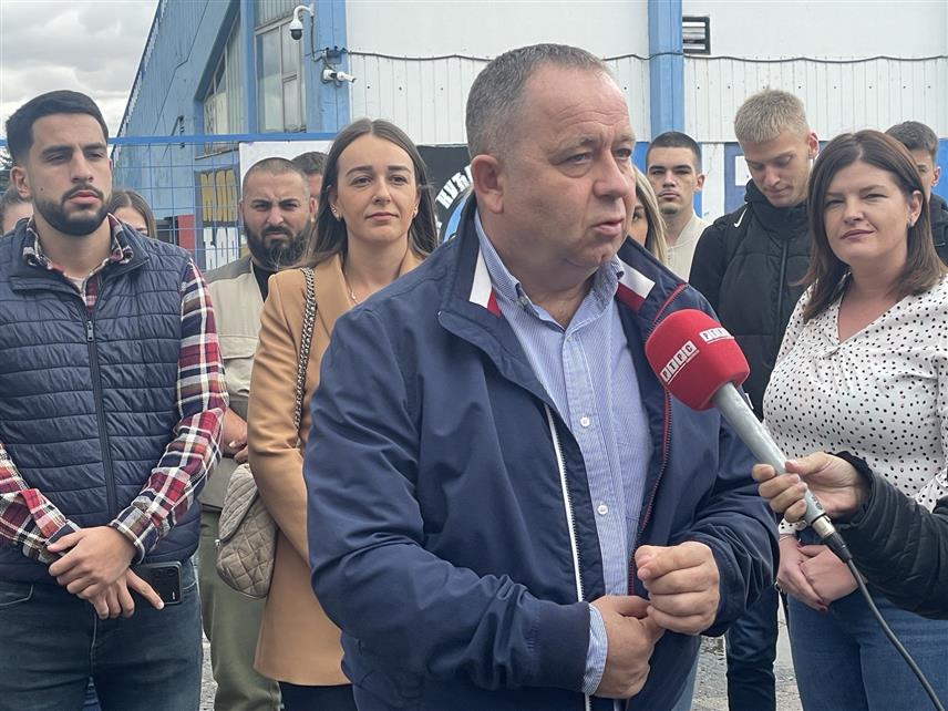 БИЈЕЉИНА, 16. СЕПТЕМБРА /СРНА/ - Носилац одборничке листе Покрета "Успјешна Српска" у Бијељини Златко Максимовић поручио је да ће се залагати за изградњу модерне спортске дворане у овом граду.