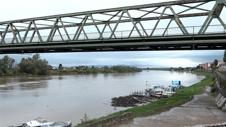 ГРАДИШКА, 16. СЕПТЕМБРА /СРНА/ - Водостај ријеке Саве у Градишци јутрос износи 352 центиметра и има тенеденцију благог раста, али се не очекује да ће достићи ниво 700 центиметара, када се проглашава први степен одбране од поплава.