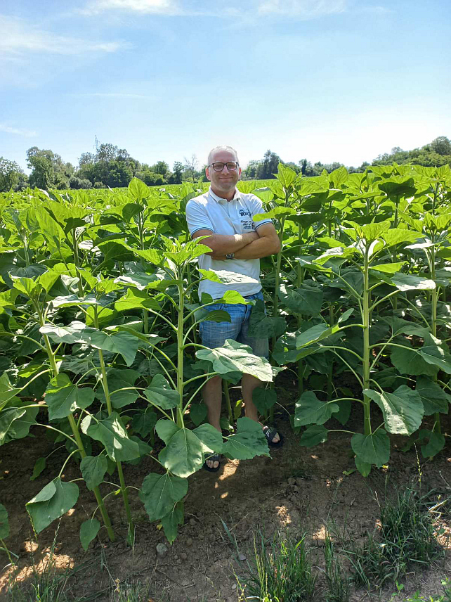 ШАМАЦ, 16. СЕПTЕМБРА /СРНА/ - Стево Богдановић, тридесетчетворогодишњи пољопривредни произвођач из Горње Слатине код Шамца, позива све младе да се врате на село, заснују пољопривредну производњу, формирају породице, поштују традиционалне вриједности и живе од свог рада.