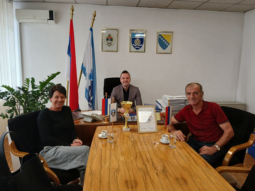 ФОЧА, 16. СЕПТЕМБРА /СРНА/ - Члан Синдикалне организације Општинске управе Фоча Нада Кујунџић освојила је шампионски пехар у стоном тенису на 15. Спортско-рекреативним сусретима синдиката Југоисточне Европе у Будви.