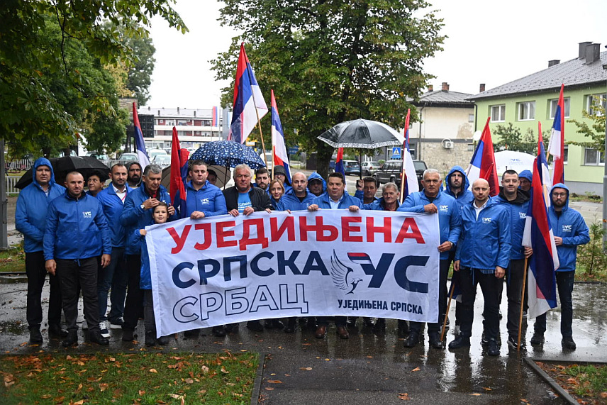 СРБАЦ, 16. СЕПТЕМБРА /СРНА/ - Предсједник Уједињене Српске Ненад Стевандић заједно са кандидатима за одборнике, дружио са грађанима на Тргу бораца у Српцу.