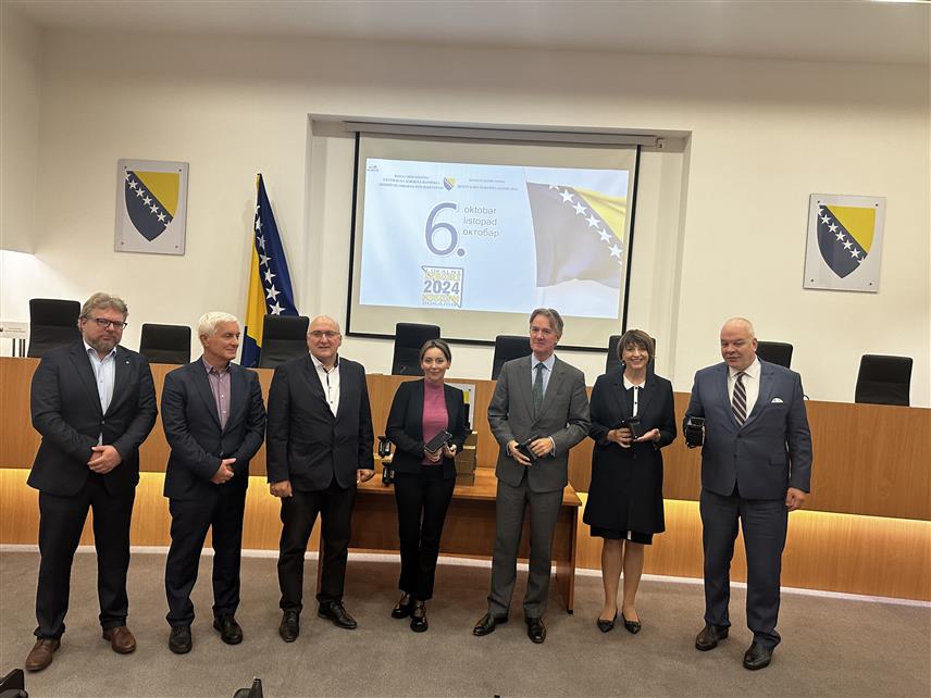 САРАЈЕВО, 16. СЕПТЕМБРА /СРНА/ - Централна изборна комисија /ЦИК/ БиХ добила је 15 бар-код скенера и двије апликације које ће помоћи праћењу и контроли изборног материјала.