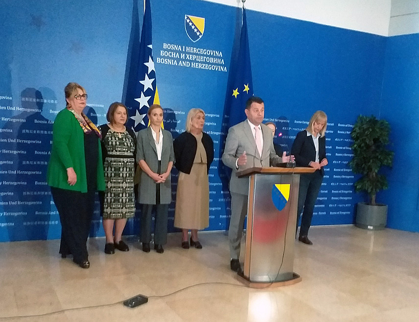 САРАЈЕВО, 16. СЕПТЕМБРА /СРНА/ - Министар за људска права и избјеглице у Савјету министара Севлид Хуртић на конференцији за новинаре након потписивања уговора са представницама невладиних организација - "Удружене жене" из Бањалуке, Удружења грађана "Будућност" из Модриче и Фондације "Лара" из Бијељине, "Фондације локалне демократије" из Сарајева, удружења "Медика" из Зенице, "Жена БиХ" из Мостара, "Жене са Уне" из Бихаћа, те "Виве жене" из Тузле.