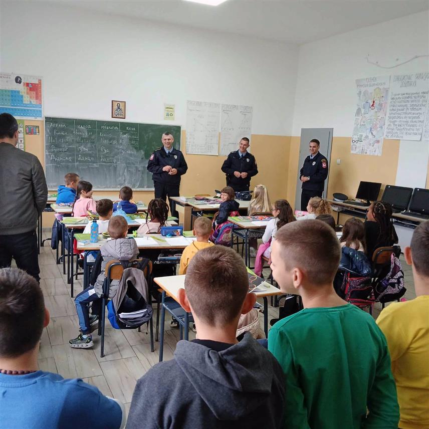 ЗВОРНИК, 16. СЕПТЕМБРА /СРНА/ - Припадници Полицијске управе Зворник данас су ученицима Основне школе /ОШ/ "Алекса Шантић" у Цапардама, општина Осмаци, и ОШ "Никола Тесла" у Пилици код Зворника одржали едукативно предавање о правилима безбједног учешћа у саобраћају с циљем упознавања о правилима безбједног учешћа пјешака и бициклиста у саобраћају.