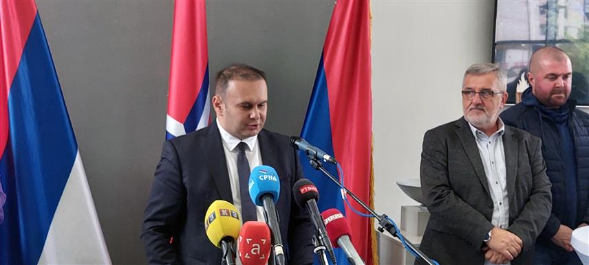 ИСТОЧНО САРАЈЕВО, 16. СЕПТЕМБРА /СРНА/ - Градоначелник Источног Сарајева Љубиша Ћосић истакао је на пријему за званице и госте из Србије, Црне Горе и Руске Федерације да је потребно градити трајна пријатељства између локалних заједница којима ће се људи повезати, те истакао да то треба да буде задатак свима.