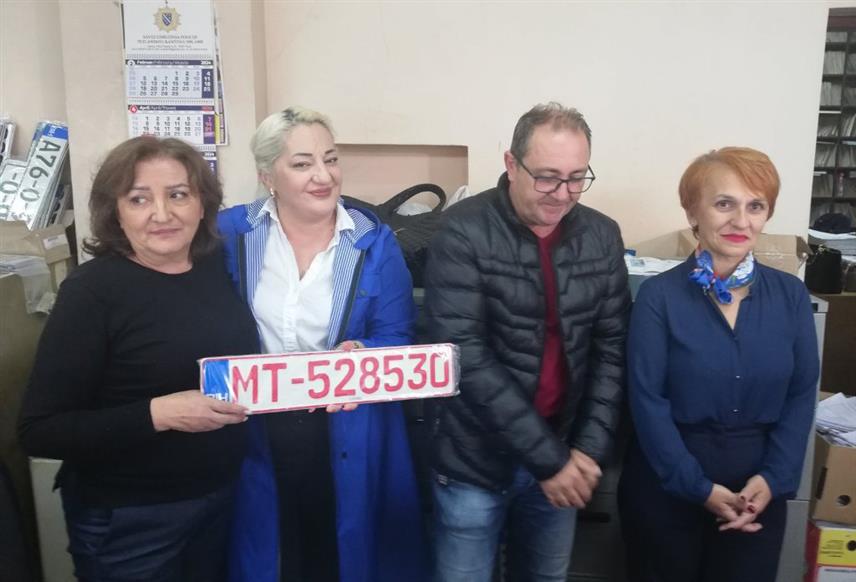 ТУЗЛА, 16. СЕПТЕМБРА /СРНА/ - Министар унутрашњих послова /МУП/ Тузланског кантона Хајрудин Механовић извршио је данас предају првих преносивих регистарских таблица компанији Стар-центар ДОО Живинице која је прва предала захтјев, саопштено је из кантоналном МУП-а.