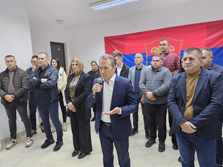 УГЉЕВИК, 16. СЕПTЕМБРА /СРНА/ - Кандидат СДС-а за начелника општине Угљевик Василије Перић изјавио је да ће ова странка након локалних избора наставити реализацију пројеката и изградњу општине.