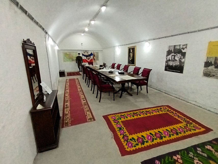 МАЛИ ЗВОРНИК, 17. СЕПТЕМБРА /СРНА/ - Подземни град "Камена дјевојка" један је од највећих музеја на територији Србије и на Балкану. Под сводом стијене урађено је око 5.000 метара квадратних са 75 просторија, а дужина ходника износи око 1.500 метара.