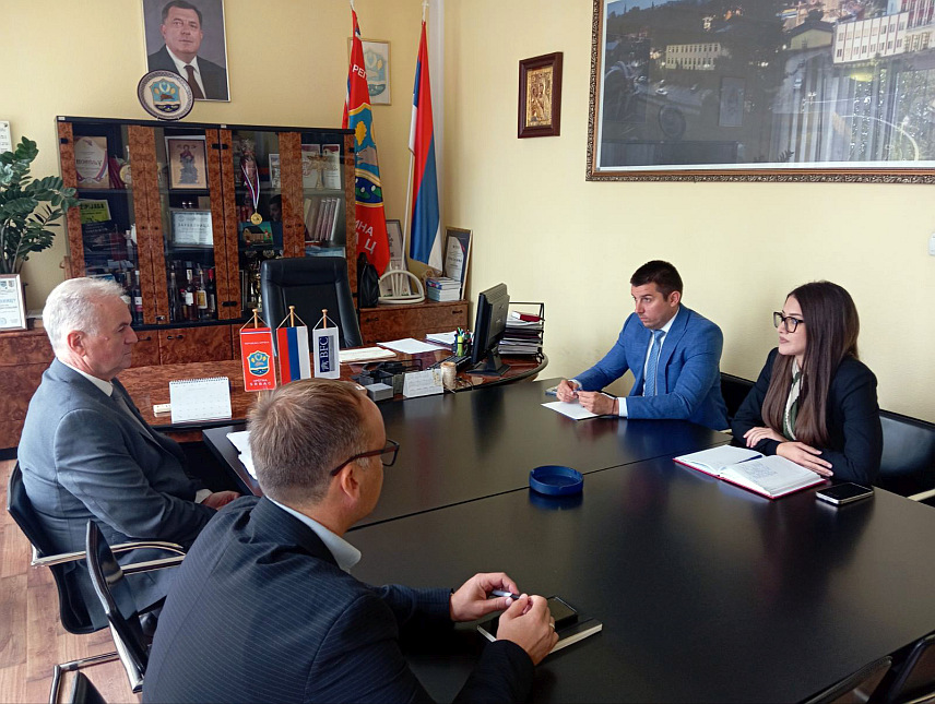 СРБАЦ. 17. СЕПТЕМБРА /СРНА/ - Министар трговине и туризма Републике Српске Денис Шулић на састанку са начелником Српца Млађаном Драгосављевићем.