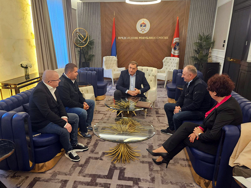 БАЊАЛУКА, 17. СЕПТЕМБРА /СРНА/ - Предсједник Републике Српске Милорад Додик разговарао је са превозницима који врше услуге јавног превоза у Бањалуци који су га упознали са проблемима са којима се суочавају усљед неиспуњења обавеза од Градске управе.	
