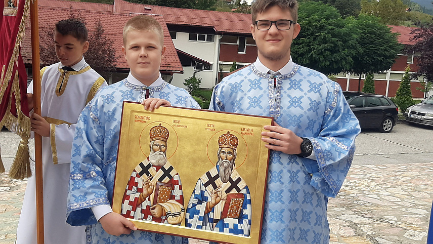 ФОЧА, 17. СЕПТЕМБРА /СРНА/ - Литургијским сабрањем, литијом, ломљењем славског колача и свечаном академијом, ученици и професори Богословије Светог Петра Дабробосанског у Фочи прославили су данас свог заштитника, чије име са поносом носе.