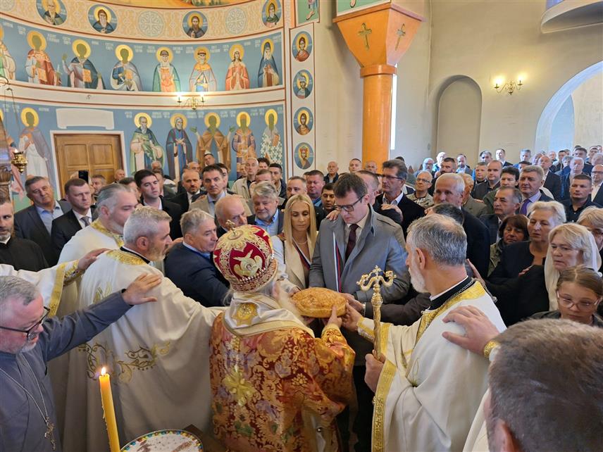 ИСТОЧНО САРАЈЕВО, 17. СЕПТЕМБРА /СРНА/ - Његово високопреосвештенство митрополит дабробосански Хризостом служио је Свету архијерејску литургију поводом славе Града Источно Сарајево - Светог Петра Дабробосанског у истоименом храму у Војковићима.