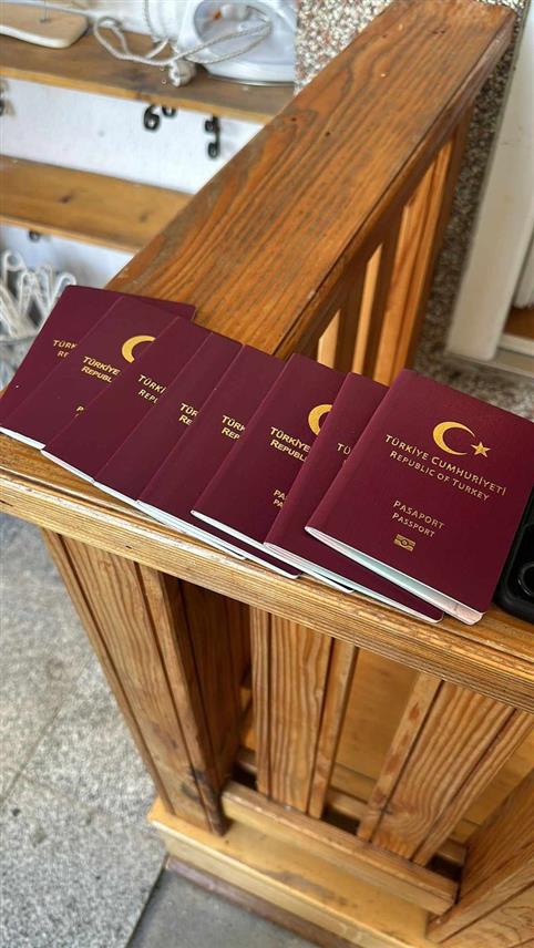 САРАЈЕВО, 17. СЕПТЕМБРА /СРНА/ - Инспектори Службе за послове са странцима, уз асистенцију припадника МУП-а Кантона Сарајево, данас су на подручју општине Стари Град открили 10 држављана Турске који су незаконито боравили у стамбеном објекту.