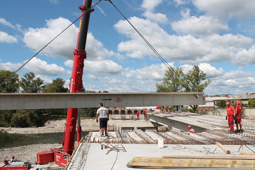 БАЊАЛУКА, 17. СЕПТЕМБРА /СРНА/ - На градилишту моста у бањалучком насељу Чесма монтирано је седам главних носача на претпосљедњем пољу распонске конструкције, те су изведени радови на бетонирању коловозне плоче и попречног носача чиме је распонска конструкција на овом пољу моста у потпуности изведена.