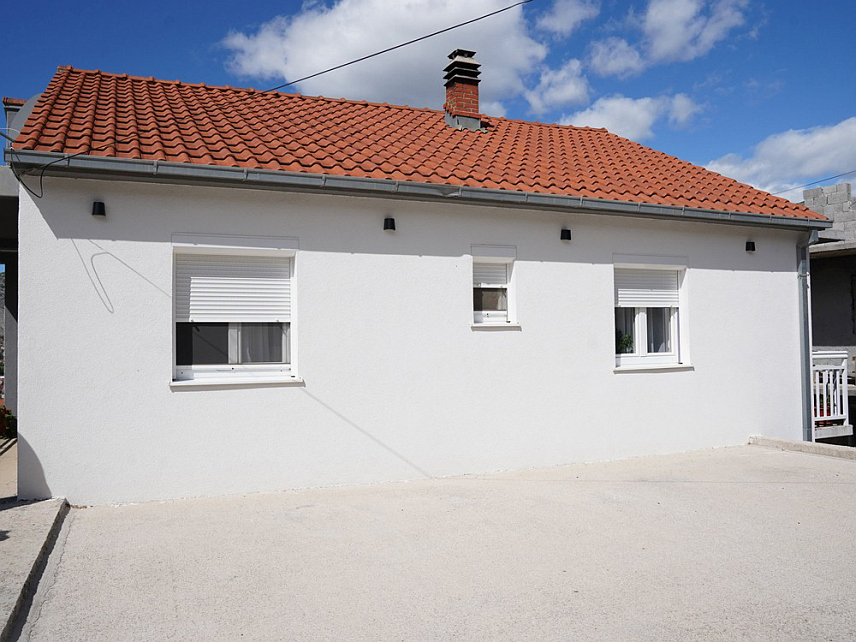 TРЕБИЊЕ, 17.СЕПТЕМБРА /СРНА/ - Град Требиње активно проводи програм адаптације стамбених јединица родитеља погинулих бораца Требињске бригаде Војске Републике Српске и до сада је то урађено на 64 објекта.