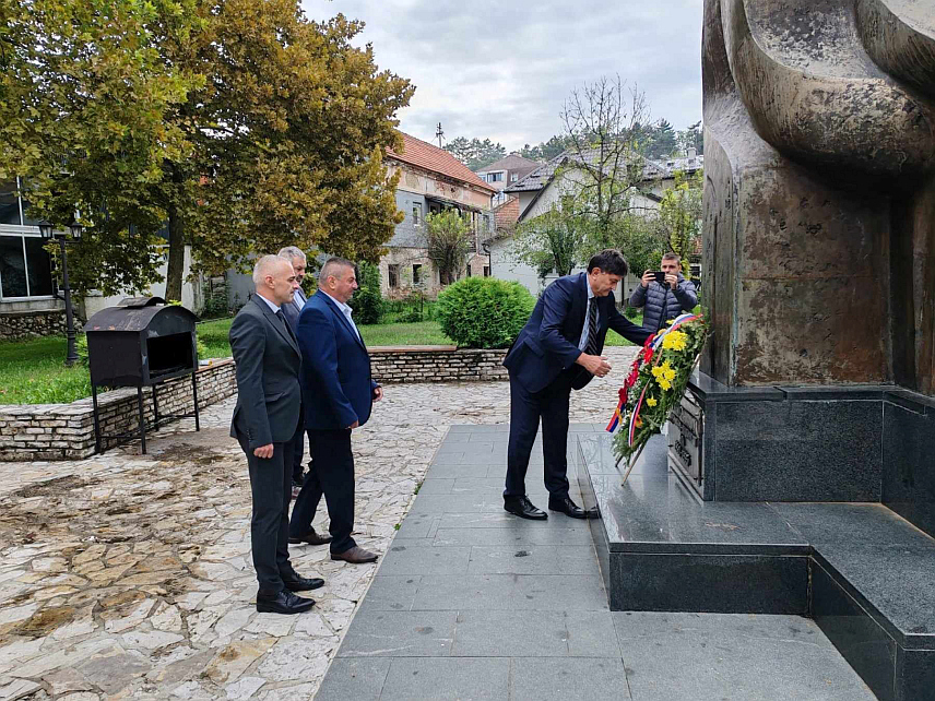 НОВИ ГРАД, 18. СЕПТЕМБРА /СРНА/ - Парастосом и полагањем вијенаца данас је у Новом Граду обиљежена годишњица одбране западних граница Републике Српске од хрватске агресије.