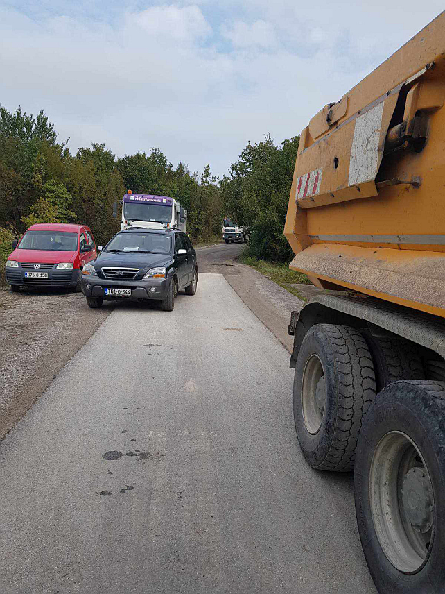 КРУПА НА УНИ, 18. СЕПТЕМБРА /СРНА/ - Асфалтирана дионица пута Петровићи-Осредак дужине 500 метара за шта је Министарство пољопривреде, шумарства и водопривреде обезбиједило 77.000 КМ.