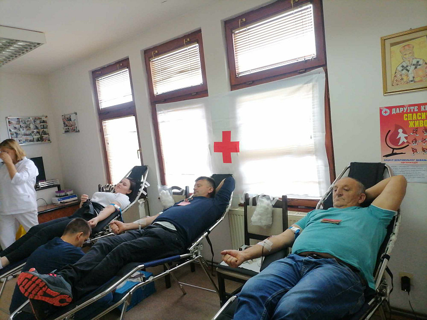 КРУПА НА УНИ, 18. СЕПТЕМБРА /СРНА/ - У другој овогодишњој акцији добровољног давања крви одржаној данас у Доњем Дубовику, административном центру општине Крупа на Уни, прикупљено је 27 јединица ове драгоцјене течности.