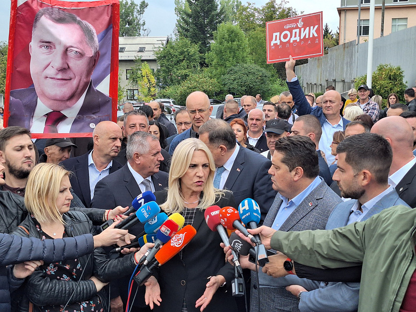 САРАЈЕВО, 18. СЕПТЕМБРА /СРНА/ - Српски члан Предсједништва БиХ Жељка Цвијановић на конференцији за новинаре испред зграде Суда БиХ у Сарајеву, по окончању данашњег рочишта, предсједнику Републике Српске Милораду Додику и вршиоцу дужности директора "Службеног гласника" Милошу Лукићу.