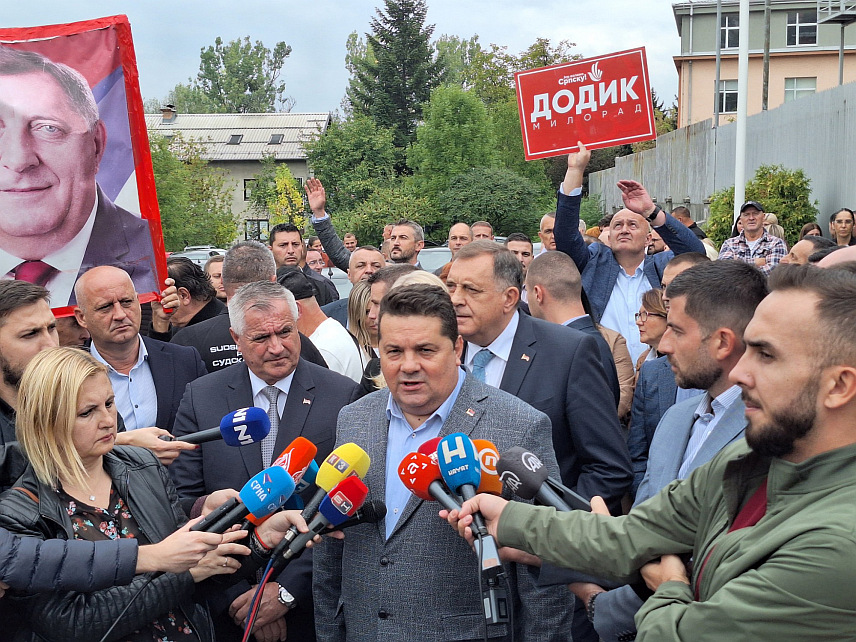 САРАЈЕВО, 18. СЕПТЕМБРА /СРНА/ - Предсједник Народне скупштине Републике Српске Ненад Стевандић изјавио данас у Сарајеву да је срамотан покушај да се у судски поступак против предсједника Српске Милорада Додика и вршиоца дужности директора "Службеног гласника Српске" Милоша Лукић за "непоштовање одлука Кристијана Шмита" уведу мејлови који стижу на адресу Кабинета предсједника Народне скупштине.