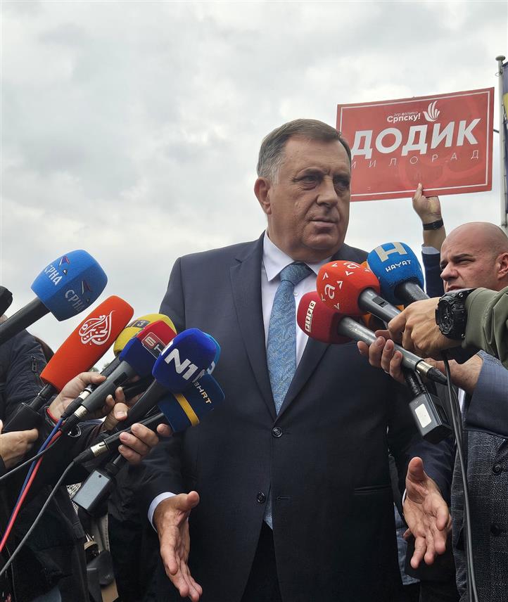 САРАЈЕВО, 18. СЕПТЕМБРА /СРНА/ - Предсједник Републике Српске Милорад Додик на конференцију за новинаре испред зграде Суда БиХ у Сарајеву.