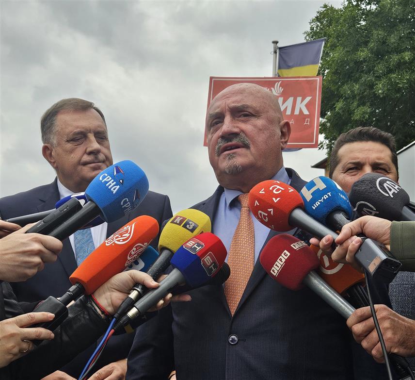 ИСТОЧНО САРАЈЕВО, 18. СЕПТЕМБРА /СРНА/ - Горан Петронијевић, адвокат предсједника Републике Српске Милорада Додика, рекао је да се и на данашњем рочишту пред Судом БиХ могло видјети да се све тврдње Тужилаштва БиХ наведене у оптужном акту топе врло брзо.