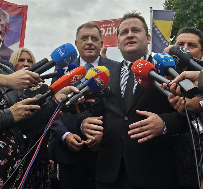 САРАЈЕВО, 18. СЕПТЕМБРА /СРНА/ - Вршилац дужности директора "Службеног гласника" Милош Лукић на конференцији за новинаре испред зграде Суда БиХ.