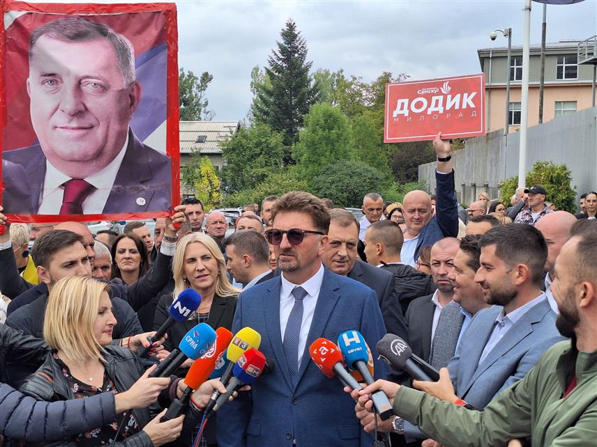 САРАЈЕВО, 18. СЕПТЕМБРА /СРНА/ - Генерални секретар Народне скупштине Републике Српске Боран Босанчић, који је данас свједочио у предмету који се пред Судом БиХ води против предсједника Републике Српске Милорада Додика и вршиоца дужности директора "Службеног гласника Српске" Милоша Лукића, потврдио је да су се и Додик и Лукић понашали у складу са законом, рекао је Лукићев адвокат Миљкан Пуцар.