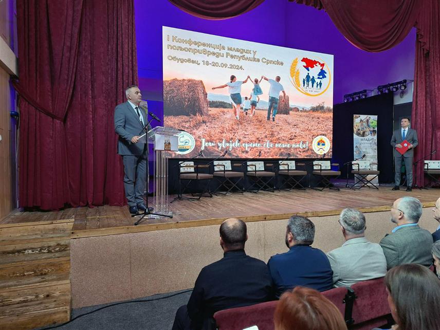 ШАМАЦ, 18. СЕПТЕМБРА /СРНА/ - Министар пољопривреде, шумарства и водопривреде Саво Минић отворио је данас у Обудовцу Прву конференцију младих у пољопривреди Републике Српске.