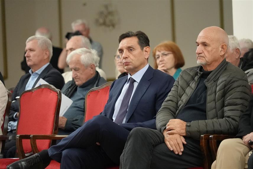 БЕОГРАД, 18. СЕПТЕМБРА /СРНА/ - Потпредсjедник Владе Србије Александар Вулин присуствовао је данас у Дому Војске Србије промоцији биографије генерал-пуковника Небојше Павковића "Нераскидива карика" аутора пуковника Миодрага Јевтића.